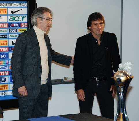 Präsident Massimo Moratti (L) präsentiert den neuen Trainer Leonardo (Inter Mailand) -  o0 Funktionär, WM Pokal, Klubweltmeister, Klub WM, Trophäe, Objekte, Sieg