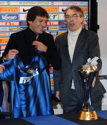 Präsident Massimo Moratti (R) präsentiert den neuen Trainer Leonardo (Inter Mailand) -  o0 Funktionär,