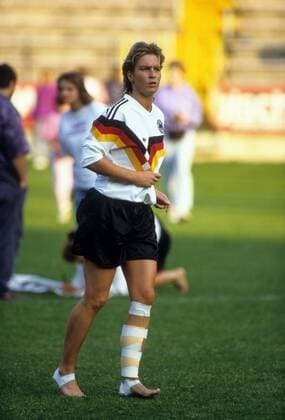 Martina Voss (Deutschland) mit bandagierter Wade Fußball Damen Frauenfußball 1991, Länderspiel, Nationalteam Einzelbild Kaiserslautern