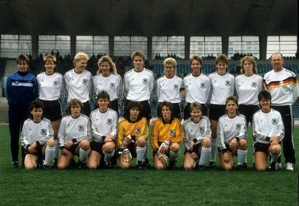 Mannschaftsfoto BR Deutschland, hi.v.li.: Co Trainerin Tina Theune Meyer, Ursula Lohn, Doris Fitschen, Frauke Kuhlmann, Claudia Sonn, Silvia Neid, Martina Voss, Roswitha Bindl, Heidi Mohr und Bundestrainer Gero Bisanz; vorn: Petra Damm, Angelika Fehrmann, Jutta Nardenbach, Elke Walther, Marion Isbert, Britta Unsleber, Petra Landers und Sissy Raith Fußball Damen Frauenfußball 1989, Länderspiel, Nationalteam, BRD Totale Sofia