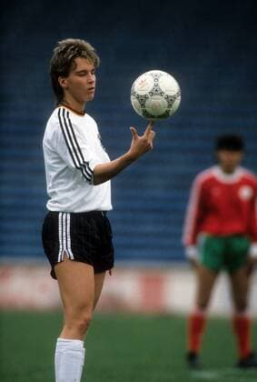 Martina Voss (BR Deutschland) Fußball Damen Frauenfußball 1989, Länderspiel, Nationalteam, Bulgarien - BRD 1:3 Einzelbild Sofia Komik, Konzentration,