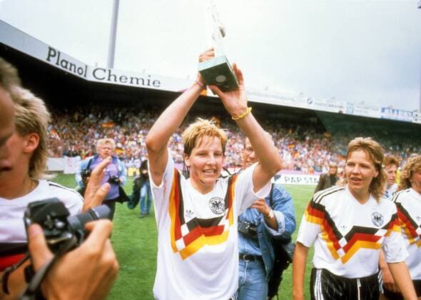 Ursula Lohn mit dem Europameisterschaftspokal, re. Frauke Kuhlmann (beide BR Deutschland) Fußball Damen Frauenfußball 1989, EM, Finale, Länderspiel, Nationalteam, BRD Gruppe Osnabrück