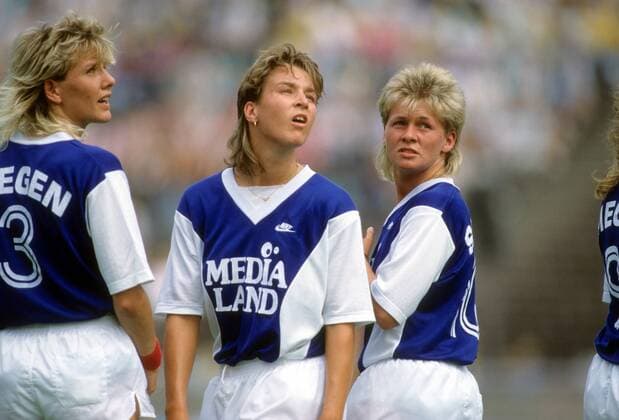 Silvia Neid (re.) und Martina Voss (beide Siegen, Mitte) DEUTSCHSPRACHIGE SPORTZEITSCHRIFTEN UND -ZEITUNGEN NUR NACH RÜCKSPRACHE Fußball Damen Frauenfußball 1988 1989, DFB Pokal Finale, Pokalfinale, TSV Siegen Gruppe Berlin Spannung,
