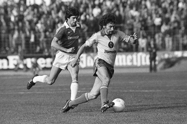 1. BL, Saison 1977 1978 Eintracht Braunschweig gegen den 1. FC Saarbrücken 3:0 am 24.09.1977. Paul Breitner (Braunschweig, re.) gegen Werner Lorant (Saarbrücken) o0 Aufmacher,
