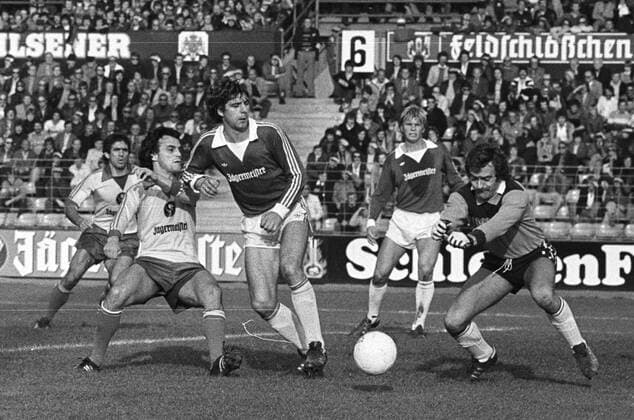 1. BL, Saison 1977 1978 Eintracht Braunschweig gegen den 1. FC Saarbrücken 3:0 am 24.09.1977. V.re.: Torwart Dieter Ferner, Bernd Förster, Reinhold Zech (alle Saarbrücken), Wolfgang Frank und Danilo Popivoda.