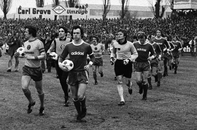 Mannschaften beim Einmarsch, v.li.: Friedhelm Haebermann, Torwart Bernd Franke (beide Braunschweig), Franz Beckenbauer (Bayern), Dieter Zembski (Braunschweig), Torwart Sepp Maier, Hans Georg Schwarzenbeck und Franz Roth (beide Bayern) . 1. BL Saison 1976 1977 Eintracht Braunschweig gegen FC Bayern München 1:0 am 29.01.1977. o0 Einmarsch, einlaufen, auflaufen, Bulle