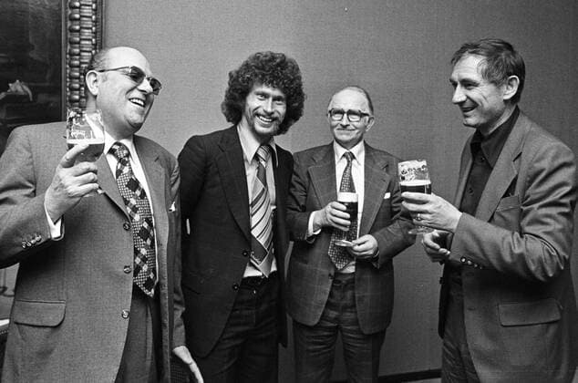 Paul Breitner (2.v.li.) wird als Neuzugang bei Eintracht Braunschweig von Mäzen und Jägermeister Chef Günter Mast (li.), Präsident Ernst Balduin Fricke (2.v.re.) und Trainer Branko Zebec (alle Braunschweig) am 02. 05. 1977 in Bad Harzburg vorgestellt o0 Präsentation, Pressetermin, Neuzugang, Alkohol, Bier, Funktionär, people, Wirtschaft, Aufmacher,