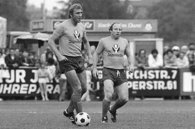 Benefizspiel in Wolfenbüttel am 10.08.1977. Hier am Ball Peter Kaack (li.) und Uwe Seeler (beide BR Deutschland).