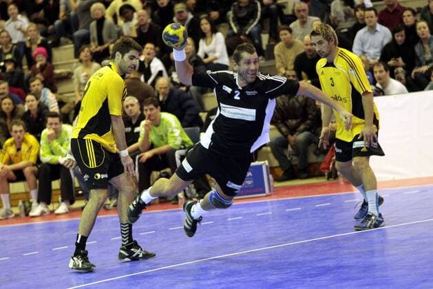 Handballturnier in New York City, Bundesliga Auswahl (gelb) - Weltauswahl (schwarz), v. l. Spielszene mit Sebastian Schneider, Magnus Wislander und Stefan Schröder