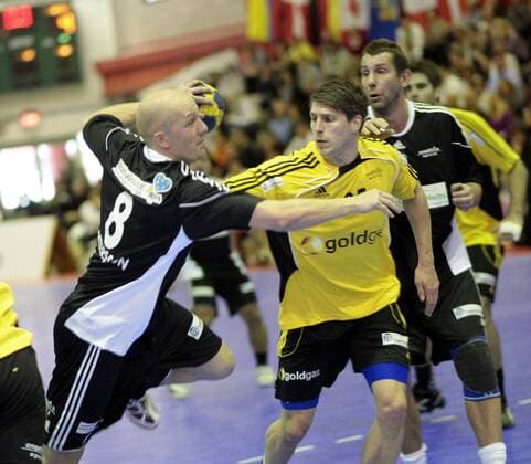 Handballturnier in New York City, Bundesliga Auswahl (gelb) - Weltauswahl (schwarz), v. l. Spielszene mit Johan Petersson, Sebastian Schneider und Magnus Wislander