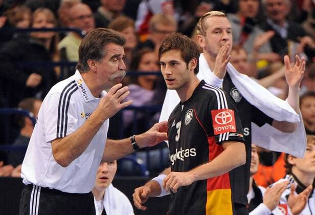 Vorbereitungsspiel Deutschland (Schwarz) - Schweden (Gelb): Bundestrainer Heiner Brand li. und Uwe Gensheimer Mitte. Pascal Hens o0 Nationaltrainer Trainer