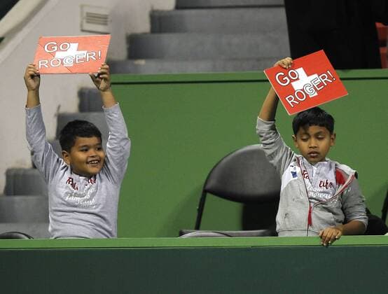 06.01.2011, Doha - ATP Tour 2011 - Qatar ExxonMobil Open - zwei junge Roger Federer (SUI) Fans halten Go Roger Schilder hoch o0 Kind Junge Zuschauer Objekte Plakat Fanplakat Transparent