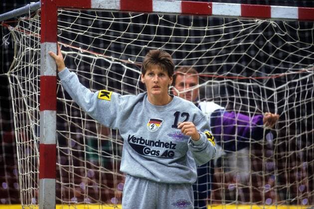 Frühere Handball-Nationaltorhüterin Sabine Bothe gestorben Sabine Adamik vor Bundestrainer Lothar Doering (beide GER) Handball Damen Nationalteam 1994, Länderspiel, Vdia Gruppe
