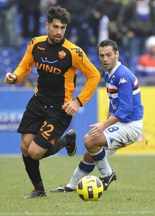 Marco Borriello (Roma) und Stefano Guberti (Sampdoria) --- Sampdoria Genua (blau) vs AS Rom (schwarz orange) - Serie A 2010-2011 Stadio Luigi Ferraris di Marassi, Genova, 09 01 2011, giorgioxperottino