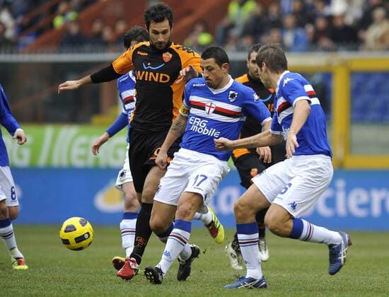 Mirko Vucinic (Roma) und Angelo Palombo (Sampdoria) --- Sampdoria Genua (blau) vs AS Rom (schwarz orange) - Serie A 2010-2011 Stadio Luigi Ferraris di Marassi, Genova, 09 01 2011, giorgioxperottino