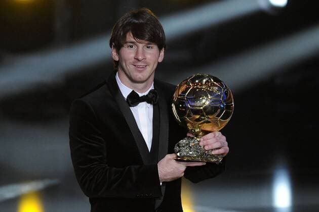 Ballon d Or - Lionel Messi (Argentinien FC Barcelona) - Weltfußballer des Jahres 2010  o0 Wahl zum Weltfußballer des Jahres 2010 Barca Pokal Trophäe Objekt Goldener Ball Sieg Preisträger