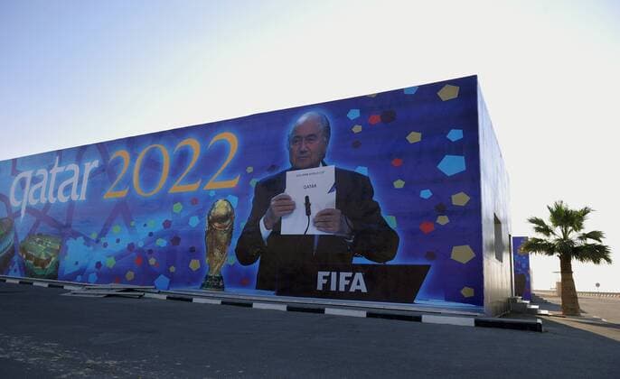 Kamelrennen Doha 12.01.2011 - Ein Haus an der Kamelrennbahn bei Doha, ist mit einem Bild von FIFA Präsident Joseph S. Blatter (SUI) geschmueckt, nach dem Auftrag zur Ausrichtung der Fussball Weltmeisterschaft 2022. 