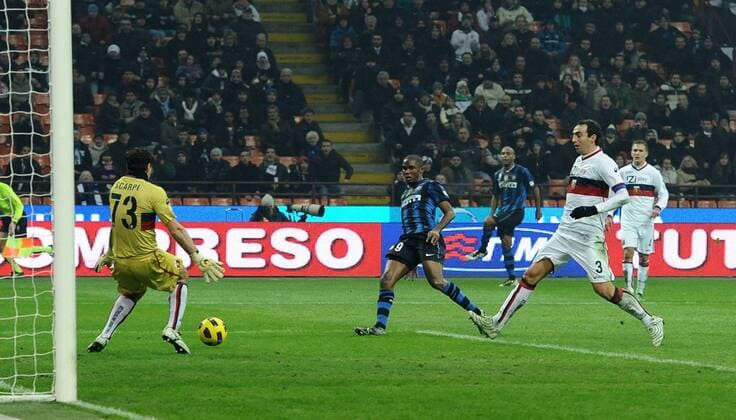 Coppa Italia Inter Mailand (blau) vs. CFC Genua 1893 (weiß) 3:2 Tor durch Samuel Eto o (re.) gegen Torwart Alessio Scarpi (Genua) 