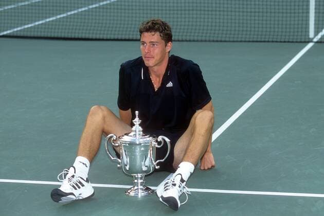 Marat Safin (RUS) mit Pokal - er gewinnt die US Open 2000 Tennis Herren 2000, ATP Tour, US Open Flushing Meadows Einzelbild New York Freude,
