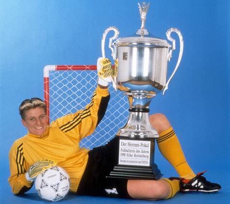Torfrau Silke Rottenberg (Deutschland DFB Sportfreunde Siegen) mit dem Hermespokal für die Fußballerin des Jahres 1998 - DEUTSCHSPRACHIGE SPORTZEITSCHRIFTEN UND -ZEITUNGEN NUR NACH RÜCKSPRACHE Fußball 1. BL Damen Nationalteam 1999 Frauenfußball Frauen Spfr. o00 Ehrung Spielerehrung Einzelbild Aufnahmedatum geschätzt Freude,