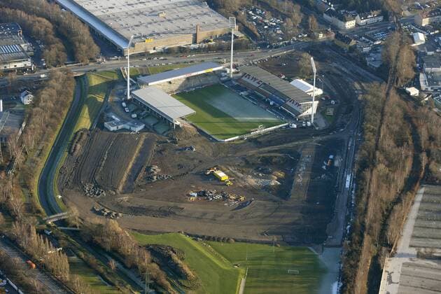 Umbau des Georg Melches Stadion, Heimspielstätte von Rot Weiß Essen an der Hafenstrasse, RWE Rot Weiss Essen, RW, Umbau, Essen o0 Baustelle, Modernisierung, Stadionmodernisierung, Stadionumbau