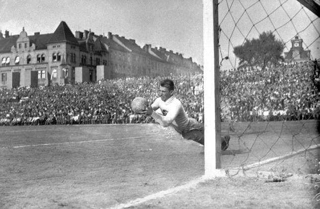 Famous Czechoslovak goalkeeper Frantisek Planicka.  CTKPhoto00132255 o0 Einzelbild Abwehr Zuschauer
