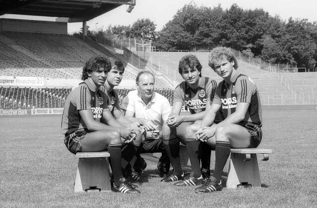 Trainer Dietrich Weise (Mitte) und die Neuzugänge, v. li.: Josef Sarroca, Bogdan Kwiecien, Klaus Theiss und Uwe Bühler (alle Eintracht Frankfurt) Präsentation, Pressetermin
