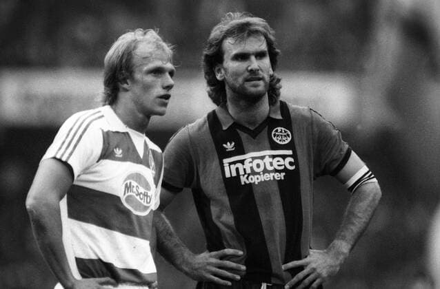 Ronald Borchers (Eintracht Frankfurt, re.) gegen Dietmar Schacht (MSV Duisburg) Aktion