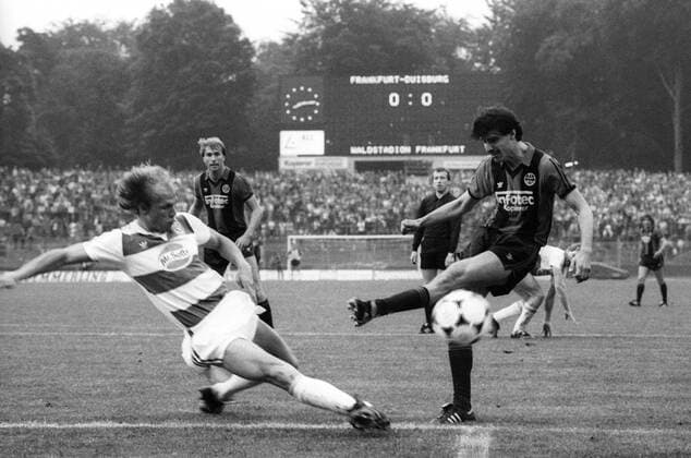 Cezary Tobollik (Eintracht Frankfurt, re.) gegen Dietmar Schacht (MSV Duisburg) Aktion, Duell