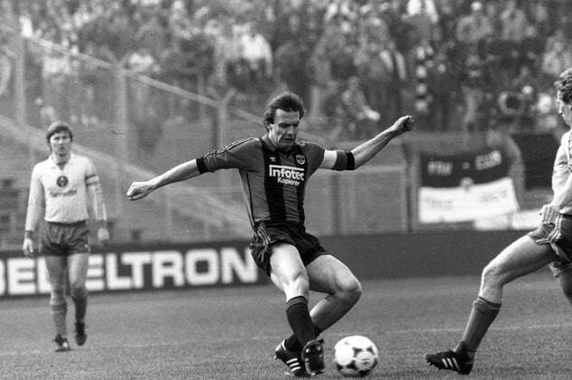 Karl Heinz Körbel (Eintracht Frankfurt) im Duell Einzelbild, Aktion