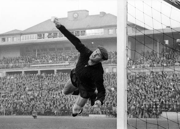 Torwart Egon Loy (Eintracht Frankfurt) Einzelbild, Aktion