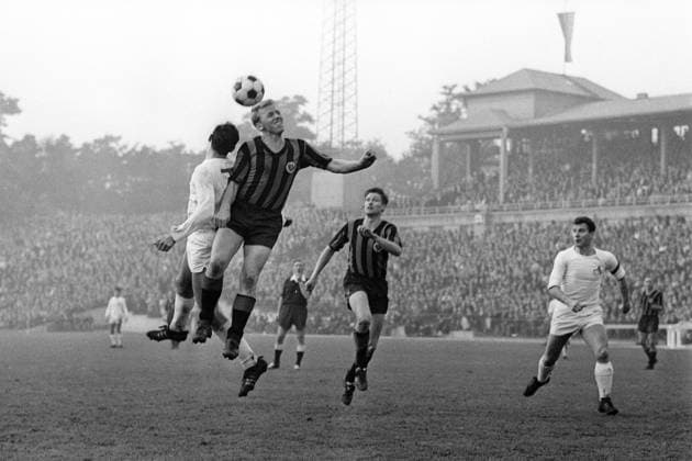 Dieter Lindner (Eintracht Frankfurt, 2.v.li.) im Duell Aktion