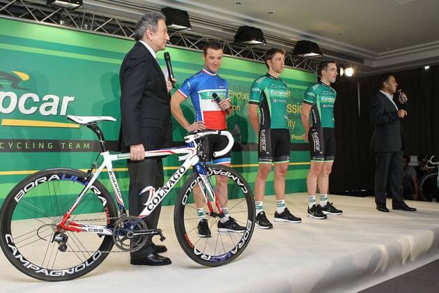 Radsport : Präsentation Team Europcar - 14.01.2011 - V.li. Michel Drucker (TV Journalist) Thomas Voeckler (Im Meistertrikot, FRA) David Veilleux Sebastien Turgot und Jean Rene Bernaudeau (Team Manager) --- xGwendolineLeGoffx 