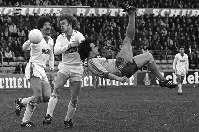 1. BL Saison 1976 1977 Eintracht Braunschweig gegen den VfL Bochum 2:0 am 16.04.1977. Wolfgang Frank (Braunschweig, re.) mit Fallrückzieher gegen Klaus Franke (li.) und Michael Eggert (beide Bochum). o0 Aufmacher,