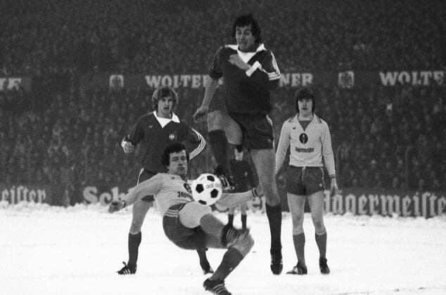 Friedhelm Haebermann (2.v.li.) und Hasse Borg (re., beide Braunschweig) gegen Dieter Müller (2.v.re.) und Herbert Neumann (beide Köln). 1. BL Saison 1977 1978 Eintracht Braunschweig gegen den 1. FC Köln 1:0 am 21.01.1978. o0 Schnee, Schneespiel, Winter