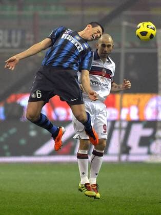 Lucio (Inter) Marco Di Vaio (Bologna) --- Inter Mailand (blau) vs. FC Bologna (weiß) giorgioxperottino o0 Aufmacher