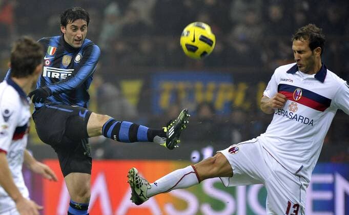 Diego Milito (Inter) und Daniele Portanova (Bologna) --- Inter Mailand (blau) vs. FC Bologna (weiß) giorgioxperottino