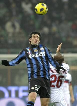Diego Milito (Inter) und Gaby Mudingayi (Bologna) --- Inter Mailand (blau) vs. FC Bologna (weiß) giorgioxperottino