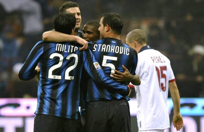Jubel Inter, v.li.: Diego Milito, Thiago Motta, Samuel Eto o und Dejan Stankovic --- Inter Mailand (blau) vs. FC Bologna (weiß) giorgioxperottino o0 Freude