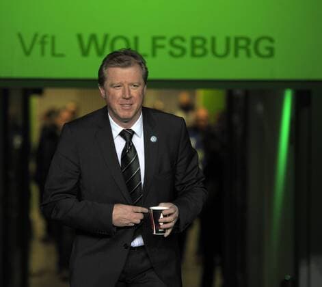 15.01.2011, Fussball 1.Bundesliga 2010 2011, 18.Spieltag, VfL Wolfsburg - FC Bayern München, Volkswagen-Arena, Trainer Steve McClaren (Wolfsburg) kommt mit seinem Kaffeebecher aus der Kabine.