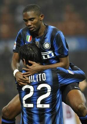 Diego Milito (li.) und Samuel Eto o (beide Inter) jubeln - Inter Mailand (blau) vs. FC Bologna (weiß) - giorgioxperottino o0 Etoo Jubel Freude
