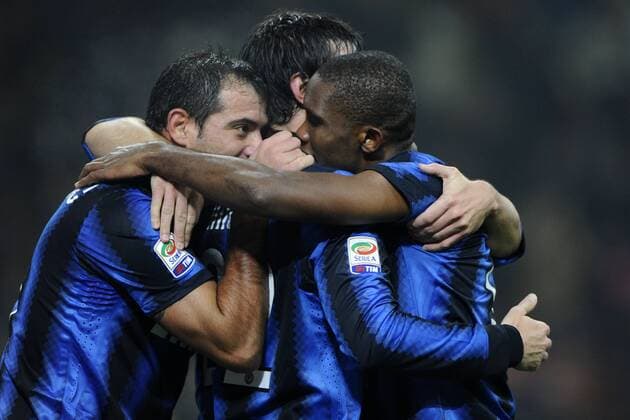 Inter Mailand (blau) - FC Bologna (weiß), v.li.: Dejan Stankovic, Diego Milito und Samuel Eto o jubeln  o0 Etoo Jubel Freude