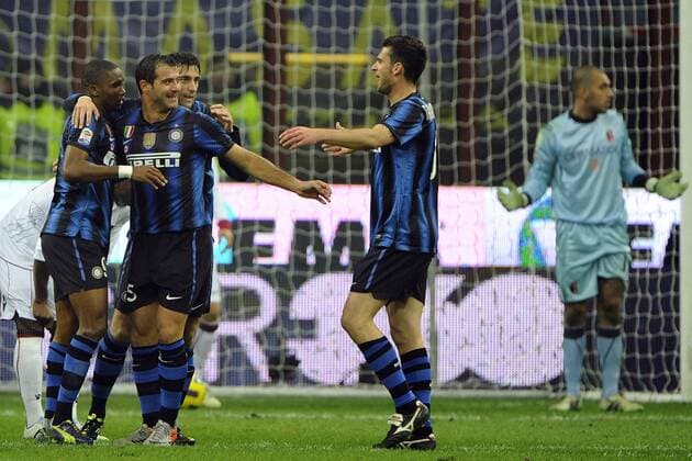 Inter Mailand (blau) - FC Bologna (weiß): Dejan Stankovic (Mitte) jubelt mit Samuel Eto o (li.)  o0 Etoo Jubel Freude