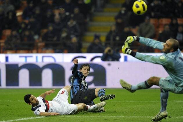 Inter Mailand (blau) vs. FC Bologna (weiß): Diego Milito (Mitte) erzielt ein Tor gegen Miguel Britos und Torwart Emiliano Viviano 
