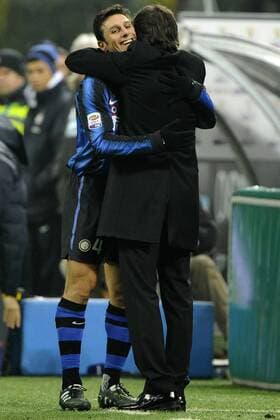 Inter Mailand (blau) - FC Bologna (weiß): Javier Zanetti freut sich mit Trainer Leonardo (beide Inter)  o0 Freude