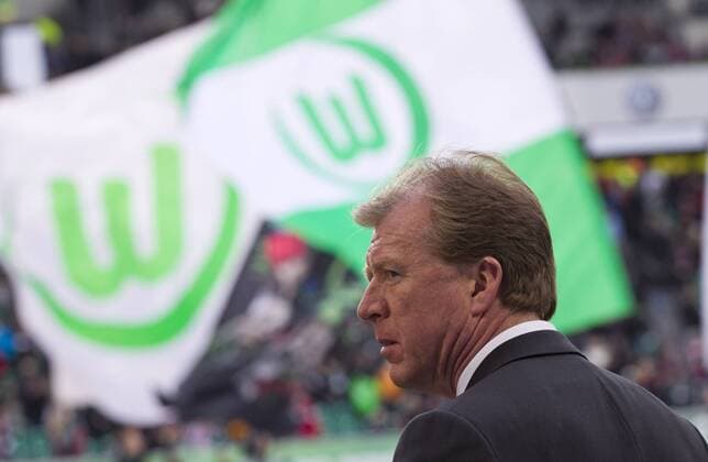 Steve McCLAREN ( Trainer) (Wolfsburg), Anhänger schwenken die Fahnen - VfL Wolfsburg o0 Mc CLAREN Fahne, Fanfahne, Fanfahnen, Objekte