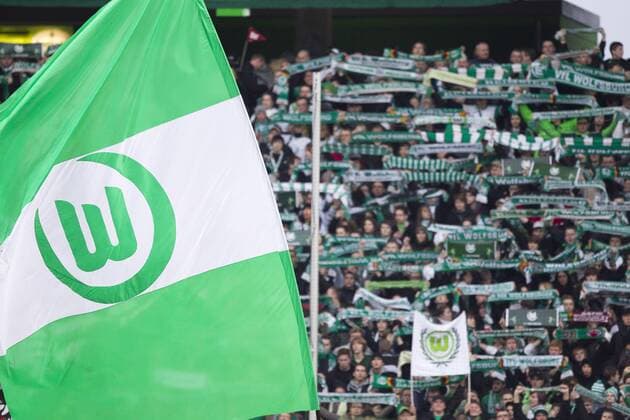Wolfsburger Fanfahne weht vor der Fankurve - VfL Wolfsburg o0 Schal, Fanschal, Objekte Fahne, Fanfahne, Fanfahnen, Zuschauer Fan Totale Fanblock