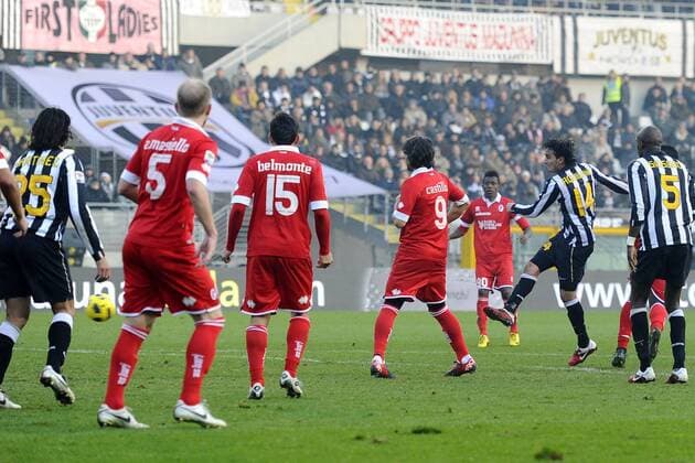 Turin, 16 01 2011 - Juventus Turin (schwarz) vs AS Bari (rot): Tor durch Alberto Aquilani (14) 