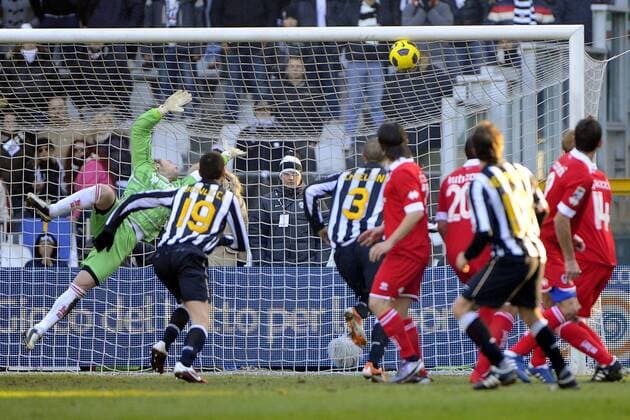 Turin, 16 01 2011 - Juventus Turin (schwarz) vs AS Bari (rot): Jean Francois Gillet (Bari) kassiert ein Tor per Freistoß 
