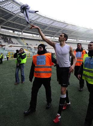 Turin, 16 01 2011 - Juventus Turin (schwarz) vs AS Bari (rot): Leonardo Bonucci (Juve) verschenkt sein Trikot 